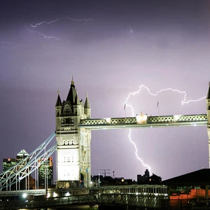 حينما يضرب البرق جسر لندن 