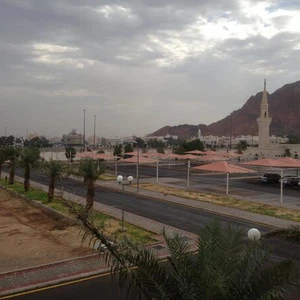 بالصور : الأمطار تعم المدينة المنورة و المزيد مع ساعات المساء و يومي الأربعاء و الخميس