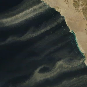 أسهم الغبار تتجه من السعودية إلى البحر بفعل الرياح