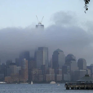En images : des scènes étonnantes de villes mondiales couvertes de brouillard