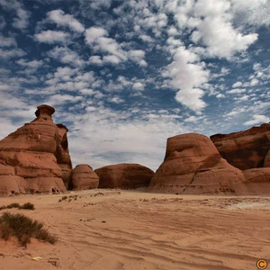 Voir les photos : le mont Al-Mahjah dans le Royaume est similaire au Wadi Rum en Jordanie