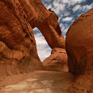 Voir les photos : le mont Al-Mahjah dans le Royaume est similaire au Wadi Rum en Jordanie