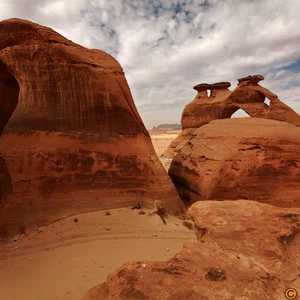 Voir les photos : le mont Al-Mahjah dans le Royaume est similaire au Wadi Rum en Jordanie