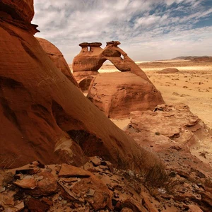 Voir les photos : le mont Al-Mahjah dans le Royaume est similaire au Wadi Rum en Jordanie