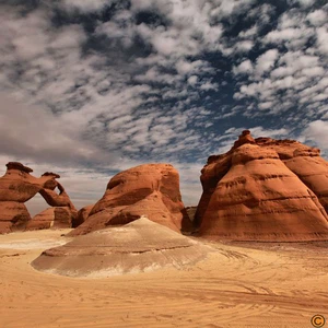 Voir les photos : le mont Al-Mahjah dans le Royaume est similaire au Wadi Rum en Jordanie