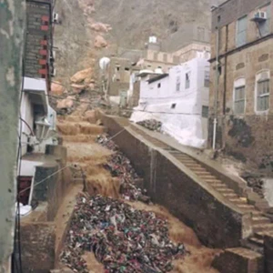 بالصور.. "شابالا" يغرق المكلا ويلحق خسائر مادية فادحة 