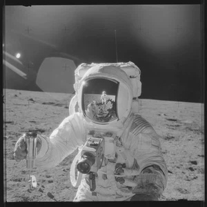 "ناسا" تنشر صورًا نادرة لرحلات القمر ما بين 1961 و 1972