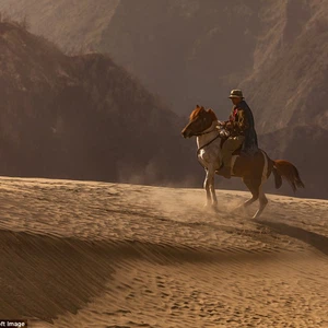 صور مذهلة للسكان المحليين.. الخيول والبراكين في إندونيسيا