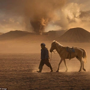 صور مذهلة للسكان المحليين.. الخيول والبراكين في إندونيسيا