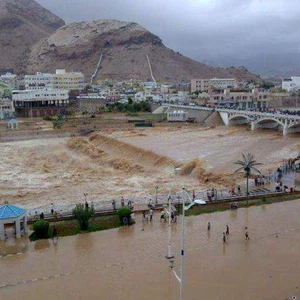بالصور.. "شابالا" يغرق المكلا ويلحق خسائر مادية فادحة 