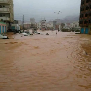 بالصور.. "شابالا" يغرق المكلا ويلحق خسائر مادية فادحة 