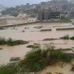 بالصور.. "شابالا" يغرق المكلا ويلحق خسائر مادية فادحة 