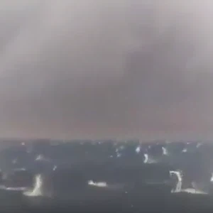 فيديو مخيف: برد عملاق يسقط كالقذائف على مركبة في وسط البحر