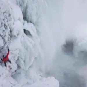 مغامر يتسلق شلالات نياجرا بعد تجمّدها!