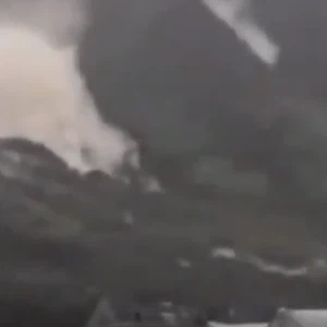 الصين.. انهيار أرضي يدفن قرية في لحظات