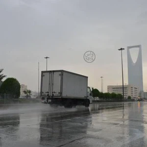 أجواء شتوية ماطرة تشهدها العاصمة الرياض