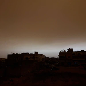  الغبار يحول نهار مدن عدة إلى ليل .. شاهد 
