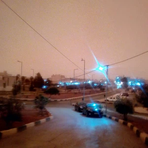  الغبار يحول نهار مدن عدة إلى ليل .. شاهد 