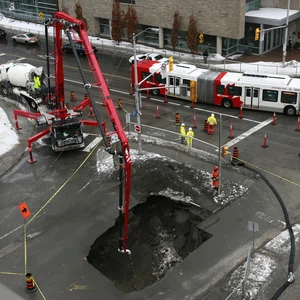 حفرة عمقها 12 م ظهرت فجأة بالقرب من جامعة أوتاوا، في العاصمة أوتاوا بكندا، 21فبراير/شباط 2014