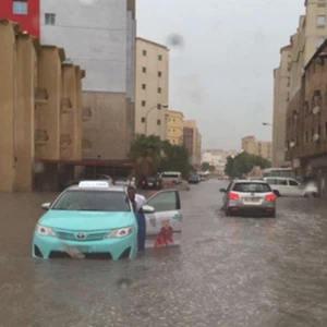 أمطار غزيرة تغرق شوارع قطر 