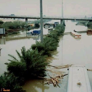 بالصور.. العاصفة الرعدية التاريخية التي اجتاحت العاصمة السعودية الرياض عام 1996/ 1416