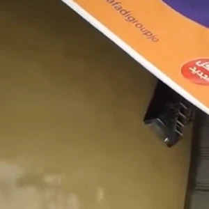 بالفيديو.. غرق سيارة في نفق الرابية 