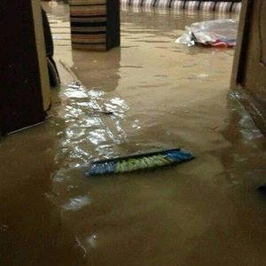داهمت السيول منازل بعض المواطنين في هجرة مركوز 