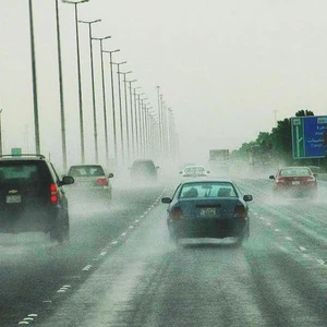 بالصور: أمطار غزيرة على شمال "العيص" تؤدي إلى جريان الأودية 
