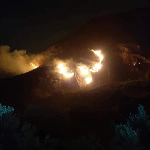 بالصور | حرائق في المزارع بمنطقة دير ابي سعيد غرب اربد منذ ساعات العصر ومستمر حتى الآن