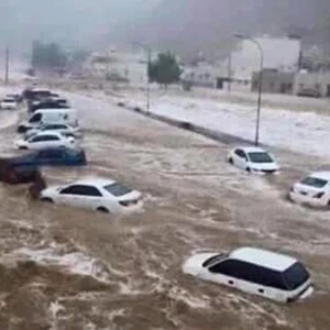 بالصور.. "شابالا" يغرق المكلا ويلحق خسائر مادية فادحة 