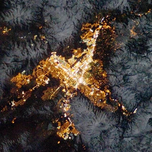 أضواء مدينة رينو و هي محاطة بالثلوج يوم 28-1-2013