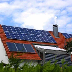 الالواح الشمسية على أسطح المنازل 