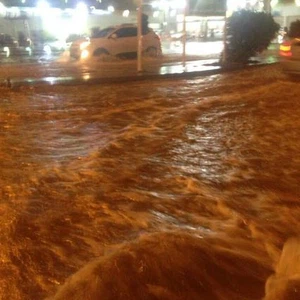 أمطار غزيرة في الرياض ليلة الأحد و بداية ارتفاع منسوب المياه في الطرقات