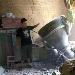 بالصور:  جزء من محرك صاروخ يسقط ويحطم منزلا في الصين