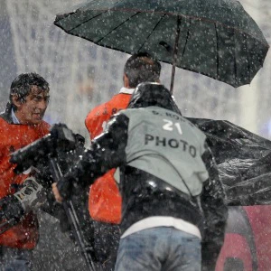 معاناة طاقم التصوير وسط العاصفة المطرية القوية