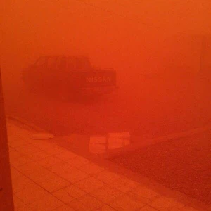عاصفة رملية تفرض اللون الأحمر في الرويشد - محمد بدير
