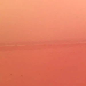 عاصفة رملية تحول سماء الإسكندرية إلى اللون البرتقالي   