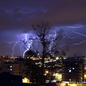 البرق  يضي السماء عند مروره فوق البحر التيراني جنوبي سيردينيا