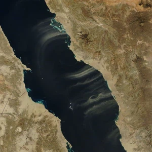ناسا ترصد عدّة صور لاندفاع الغبار من السعودية إلى مياه البحر الأحمر 