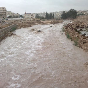 صورة لسيل الزرقاء بعد الأمطار - تصوير محمود جرار