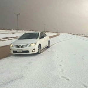 بالفيديو: عاصفة بردية تاريخية  تُلبس طريق حائل-القصيم الثوب الأبيض