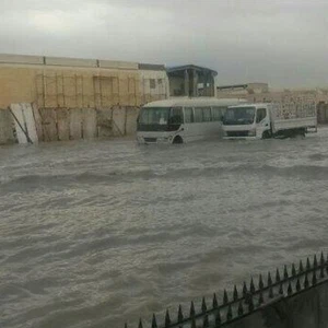 بالصور : أمطار غزيرة على الإمارات و عُمان .. و حالة إرتباك تسود طرقات بعض المناطق