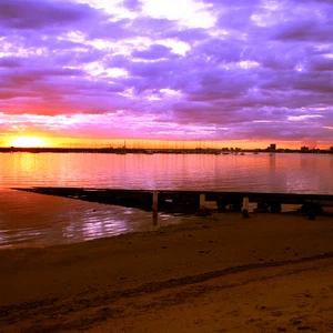 شاطئ سانت كيلدا: واحد من اجمل الاماكن السياحية فى ملبورن، وأحد علامات السياحة فى استراليا حيث المياة الصافية والرمال الجميلة 