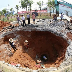 عملية إنقاذ داخل حفرة سقطت بسائق دراحة إلى أعماق الأرض في الصين