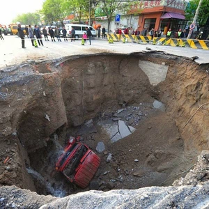 شاحنة ابتلعتها الأرض في بكين العاصمة الصينية