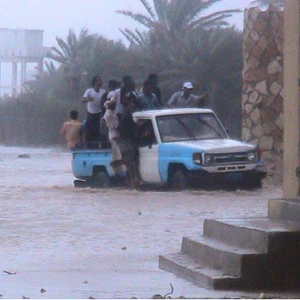 – شهدت جزيرة سقطرى اليمينة مع ساعات ظهر اليوم الأحد تساقط دُفعاتٍ من الأمطار الغزيرة