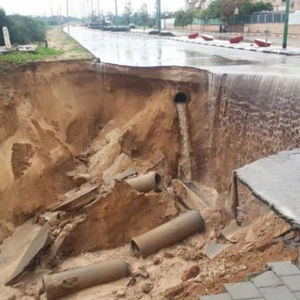 السيول تجرف الشوارع في مدينة عسقلان بفلسطين