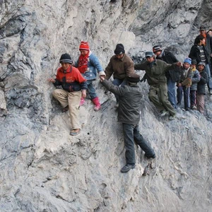 يقطعون 200 متر عبر التسلق بالجبال في الصين