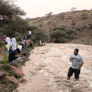 بالصور: أمطار الطائف "بعزّ الصيف" والأهالي يتوافدون للإستمتاع بالمشاهدة