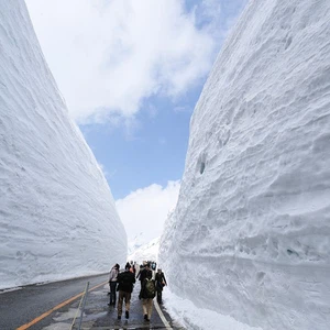 يزداد ارتفاع الثلوج في بعض الأماكن عن 10 أمتار